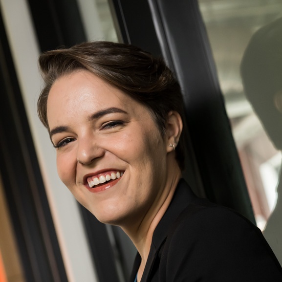 Melanie Deziel headshot